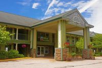 Hilltop Inn & Suites - North Stonington