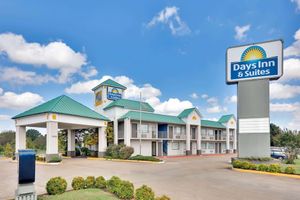 Days Inn & Suites by Wyndham Bentonville