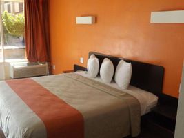 Motel 6 Glendale Inn & Suites 