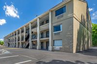 Econo Lodge Inn & Suites