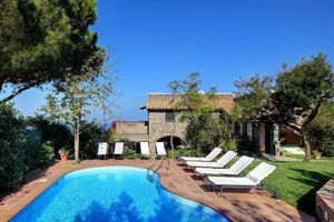Fondo Turiello Villa Gardens Pool and Guest Services