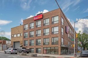 Red Roof PLUS+ Brooklyn - 3rd Ave